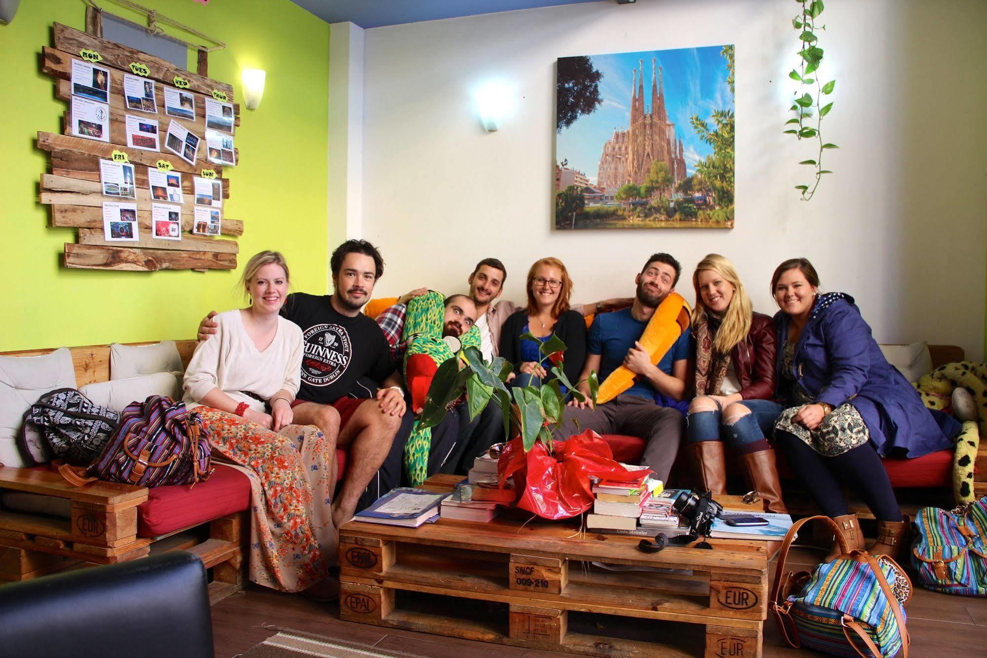 Onefam Sants Hostel Barcelona Luaran gambar